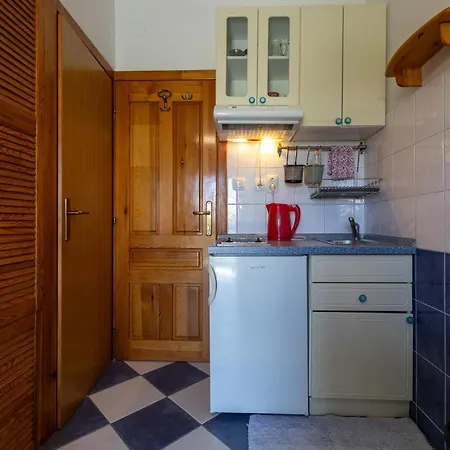 Studio 6852a Apartment *