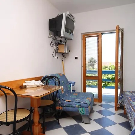 Studio 6852a Apartment *